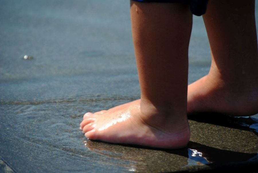 Dziecko stoi na boso w wodzie :: Barefootowe buty dla malucha :: Sklep Bosa Stópka