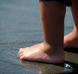 Dziecko stoi na boso w wodzie :: Barefootowe buty dla malucha :: Sklep Bosa Stópka