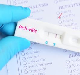 Diagnosta trzyma w dłoni test na HBs antygen.