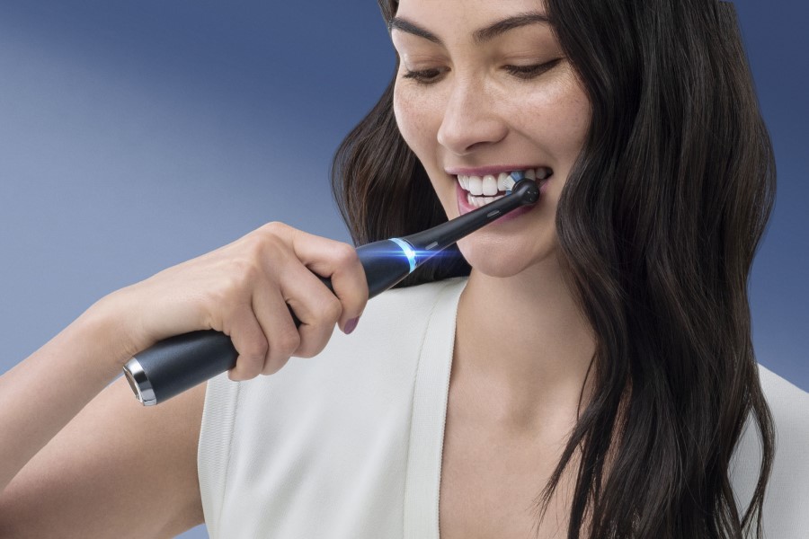 kobieta myje zęby szczoteczką magnetyczną Oral-B iO