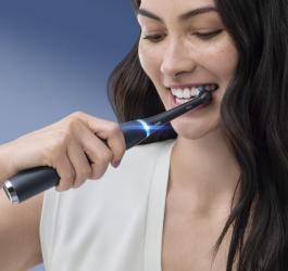 kobieta myje zęby szczoteczką magnetyczną Oral-B iO