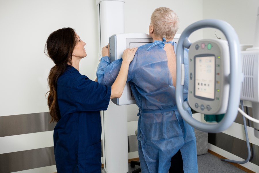 Pacjent i lekarz radiolog podczas przygotowania do badania RTG klatki piersiowej.