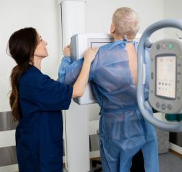 Pacjent i lekarz radiolog podczas przygotowania do badania RTG klatki piersiowej.