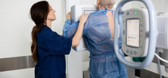 Pacjent i lekarz radiolog podczas przygotowania do badania RTG klatki piersiowej.