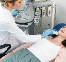 Pacjentka w gabinecie lekarskim w trakcie USG ślinianek.