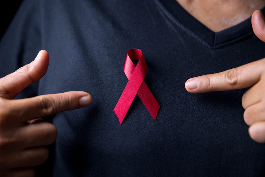 Czerwona wstążka to międzynarodowy symbol solidarności z osobami żyjącymi z HIV i AIDS.
