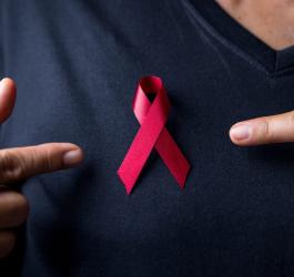 Czerwona wstążka to międzynarodowy symbol solidarności z osobami żyjącymi z HIV i AIDS.