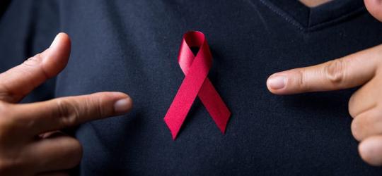 Czerwona wstążka to międzynarodowy symbol solidarności z osobami żyjącymi z HIV i AIDS.