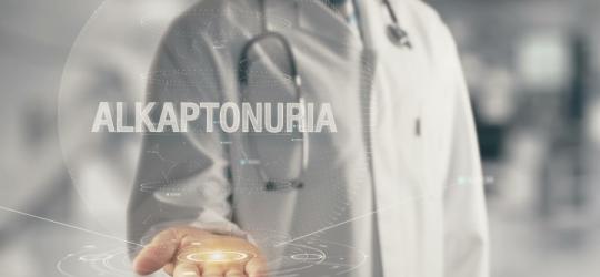 Lekarz w kitlu z przewieszonym przez ramię stetoskopem. Na zdjęcie naniesiony napis