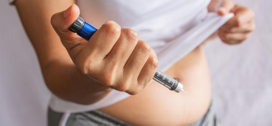 Osoba przygotowuje się do iniekcji leku z grupy analogów GLP-1.