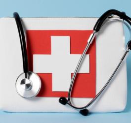 Apteczka pierwsze pomocy ze stetostkopem.