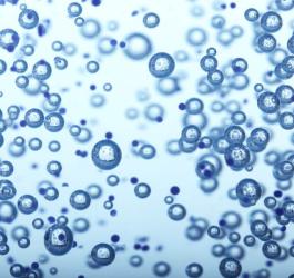 Bąbelki powietrza widoczne w gęstej cieczy.