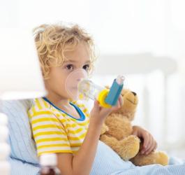 Dziecko z astmą wczesnodziecięcą korzysta z komory inhalacyjnej.