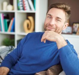 Zadowolony mężczyzna około 30.