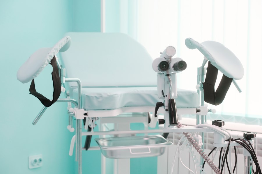 Fotel w gabinecie ginekologicznym, na którym wykonuje się badania ginekologiczne.