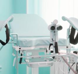 Fotel w gabinecie ginekologicznym, na którym wykonuje się badania ginekologiczne.