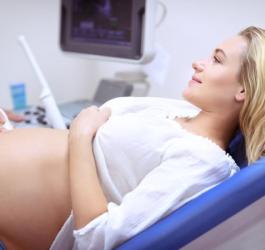 Ciężarna kobieta podczas badania USG.