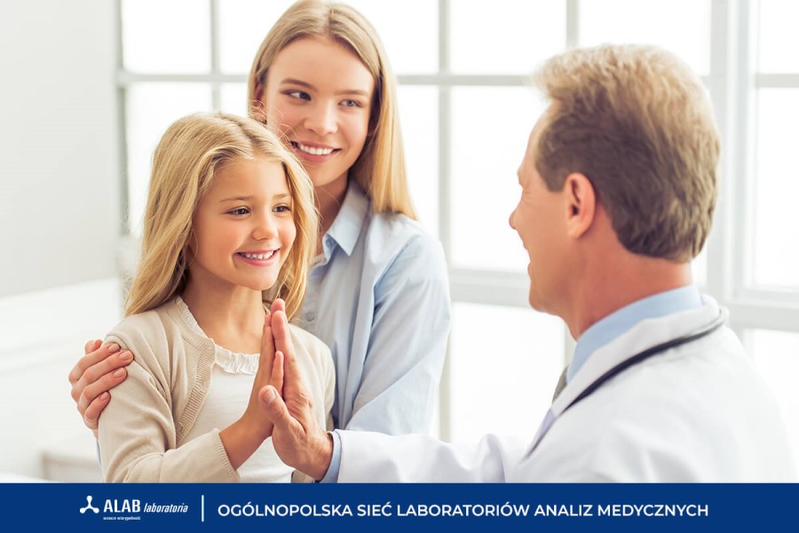 Mama z córką na wizycie u lekarza. Na dole logo ALAB laboratoria.