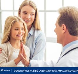 Mama z córką na wizycie u lekarza. Na dole logo ALAB laboratoria.