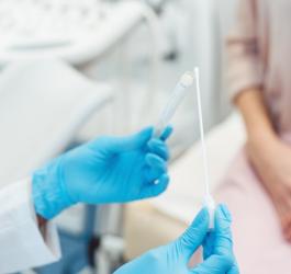 Pacjentka w gabinecie ginekologicznym w trakcie badania GBS.