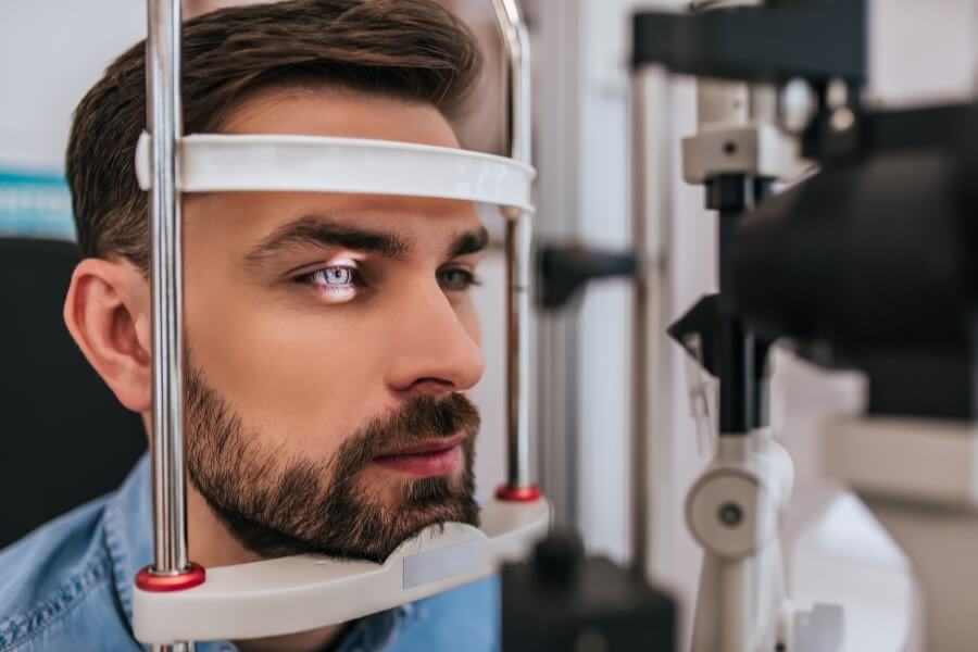 Pacjent w gabinecie okulisty podczas badania dna oka.