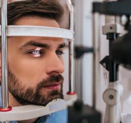 Pacjent w gabinecie okulisty podczas badania dna oka.