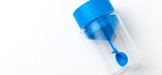 Pojemnik do pobrania próbki kału do badania.