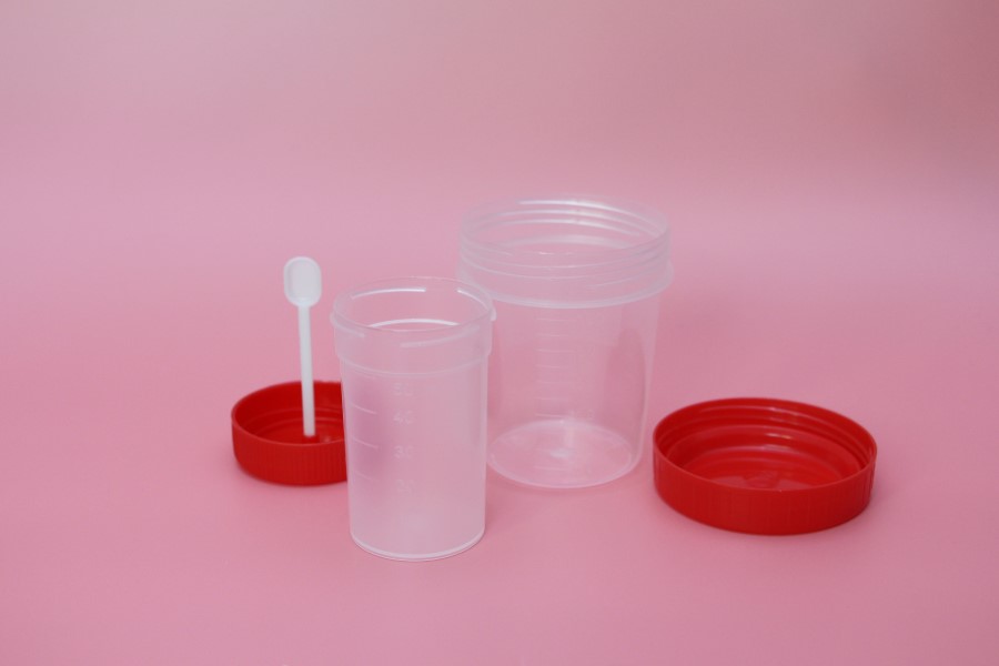 pojemniki na mocz i kał.