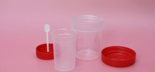 pojemniki na mocz i kał.