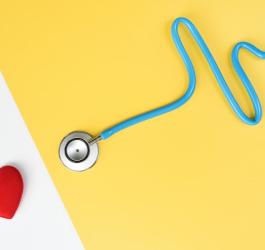 Chore serce i stetoskop układający się w kształt elektrokardiogramu.