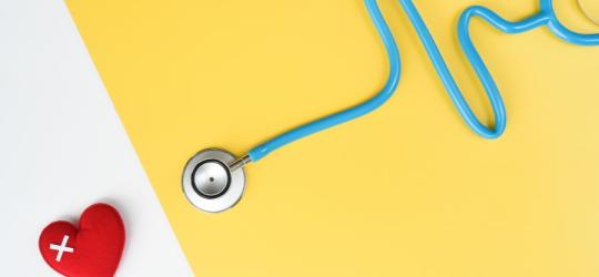 Chore serce i stetoskop układający się w kształt elektrokardiogramu.