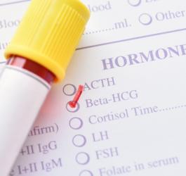 Próbka krwi przeznaczona do oznaczenia stężenia hormonu beta hCG.