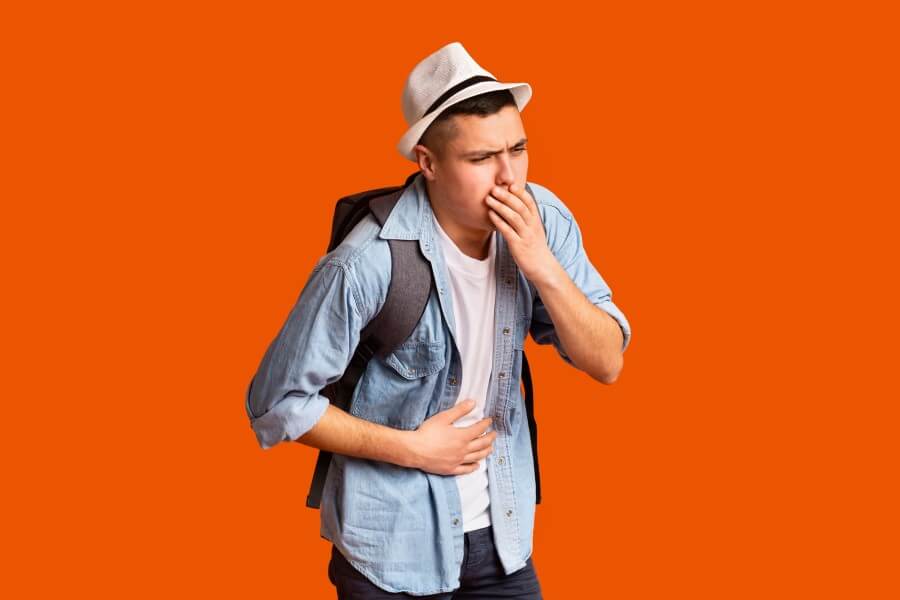 Turysta źle się czuje, najpewniej dopadła go biegunka podróżnych.