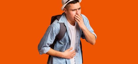 Turysta źle się czuje, najpewniej dopadła go biegunka podróżnych.