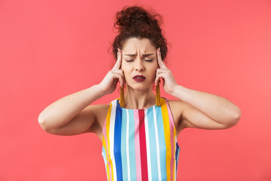 Kobieta zmaga się z zaburzeniami błędnika.