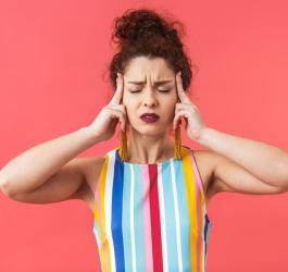 Kobieta zmaga się z zaburzeniami błędnika.