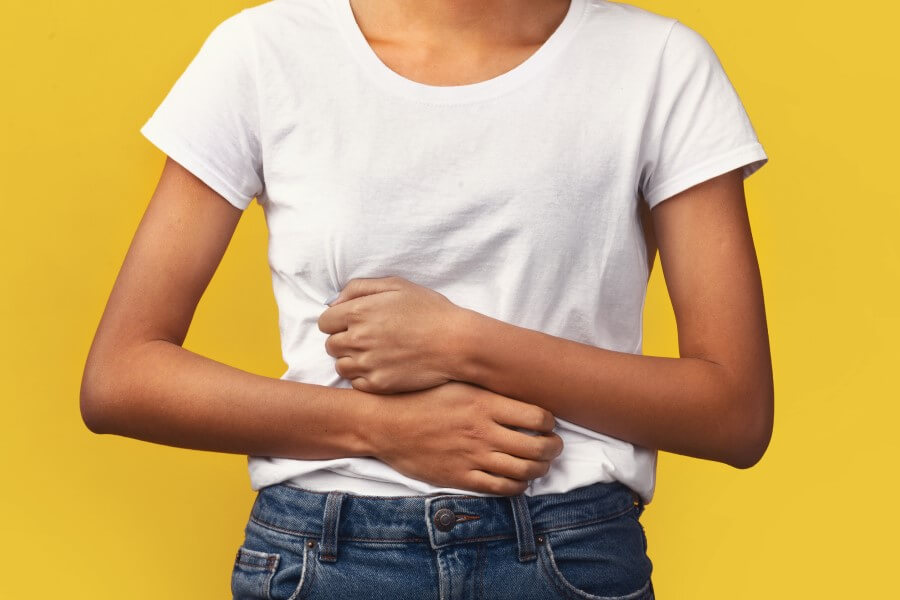Kobieta cierpi z powodu bólu brzucha.
