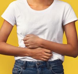 Kobieta cierpi z powodu bólu brzucha.