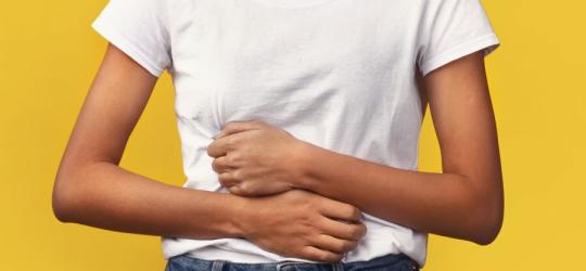 Kobieta cierpi z powodu bólu brzucha.