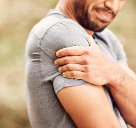 Mężczyźnie dokucza ból mięśni i stawów w okolicy barku.