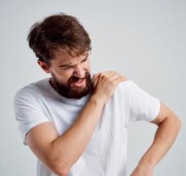 Mężczyzna cierpi z powodu bólu mięśni.