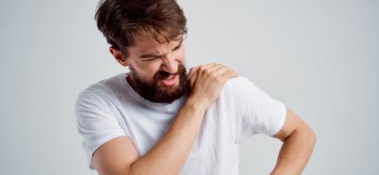 Mężczyzna cierpi z powodu bólu mięśni.