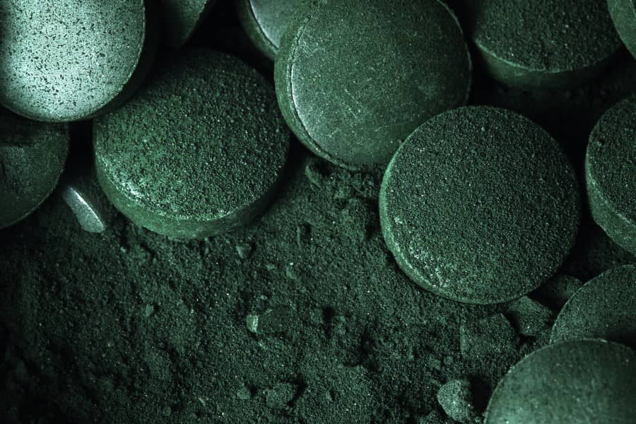 Chlorella sproszkowana i w formie tabletek.