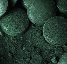 Chlorella sproszkowana i w formie tabletek.