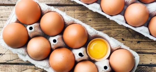 Jajka w tekturowej wytłaczance.