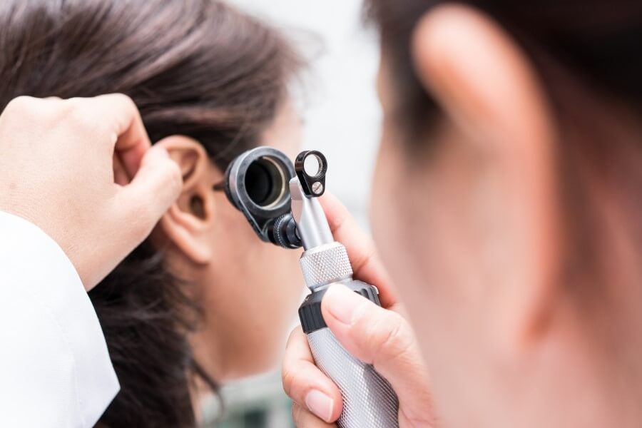 Pacjentka podczas otoskopii, czyli wziernikowania ucha, które wykonuje otolaryngolog.