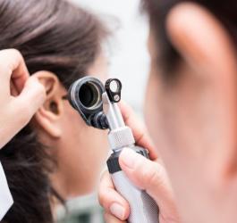 Pacjentka podczas otoskopii, czyli wziernikowania ucha, które wykonuje otolaryngolog.