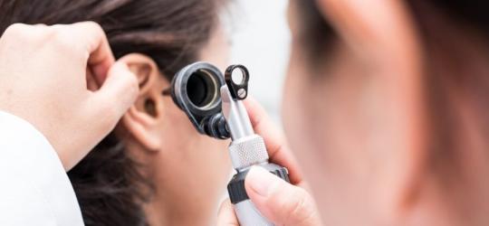 Pacjentka podczas otoskopii, czyli wziernikowania ucha, które wykonuje otolaryngolog.