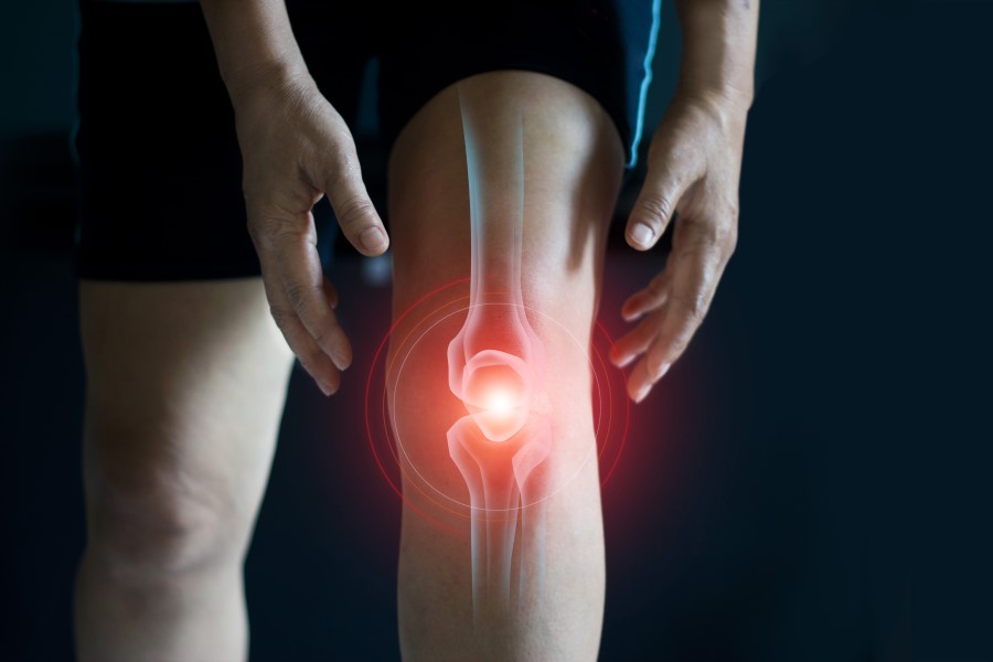 Zbliżenie na bolesne kolano, z możliwą chorobą Osgooda-Schlattera.