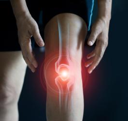 Zbliżenie na bolesne kolano, z możliwą chorobą Osgooda-Schlattera.